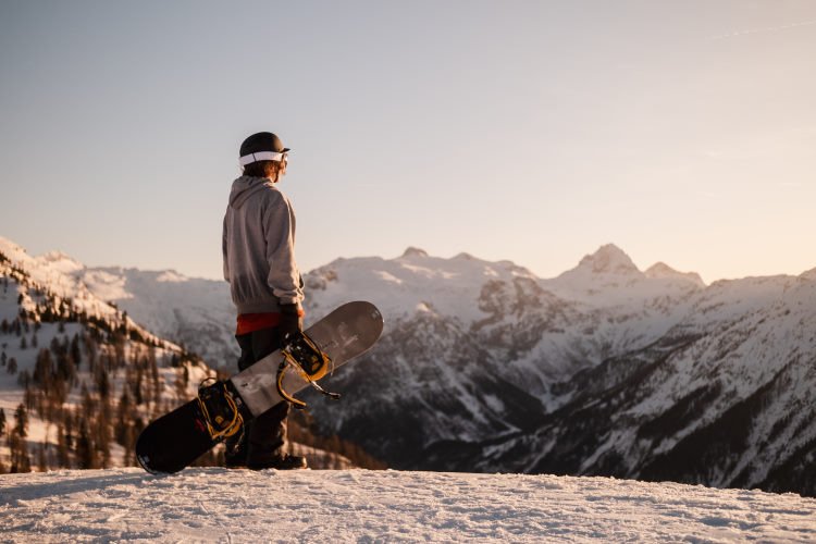 сноубордист на вершине горы