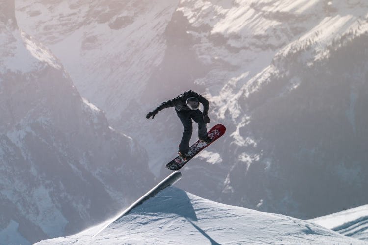 Прыжок с перил на сноуборде